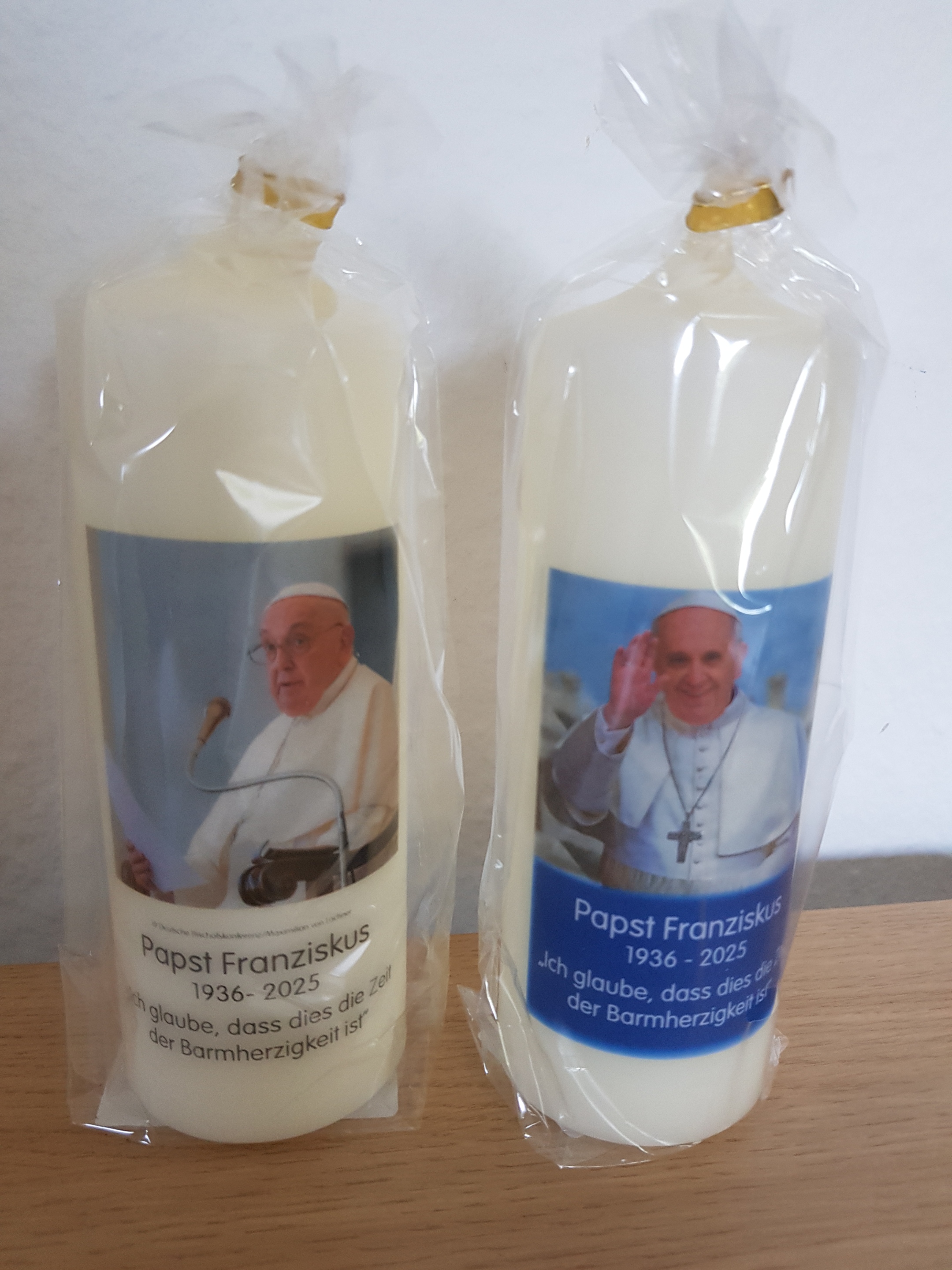 Kerzen mit Abbildung des +Papst Franziskus