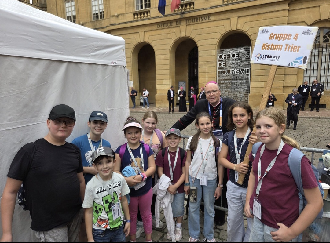 Treffen mit dem Bischof beim Papstbesuch in Metz (c) Kirchengemeinde Quierschied St. Barbara Treffen mit dem Bischof beim Papstbesuch in Metz